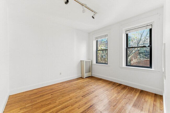 Building Photo - 39 Glenville Ave