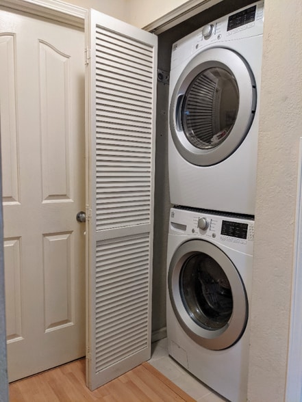 Building Photo - 328 W Sunnyoaks Ave