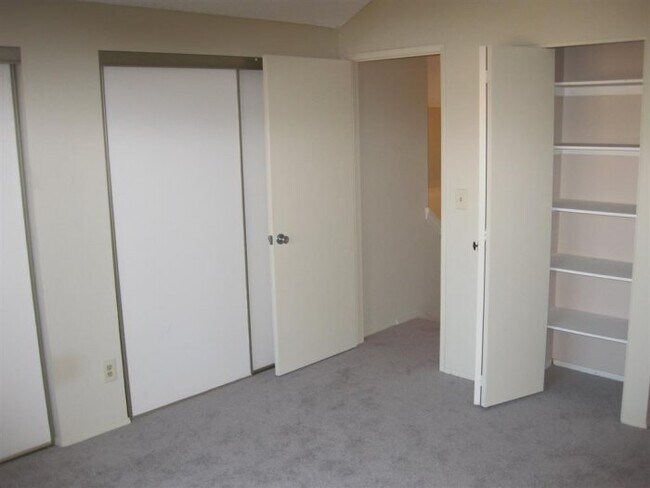 Building Photo - Extra large 3bd/2ba 2 story townhome with ...