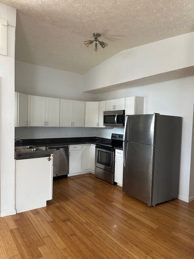 Building Photo - Updated Mid-Century Modern house in South Springfield