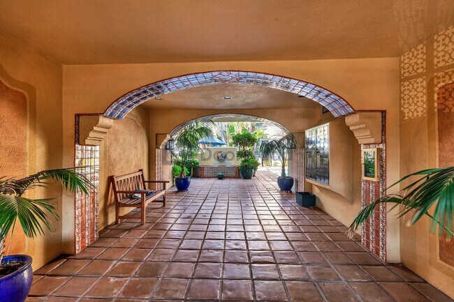 Building Photo - 1615 N Laurel Ave