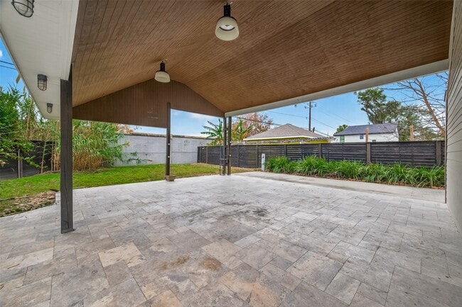 Building Photo - 717 W 30th St