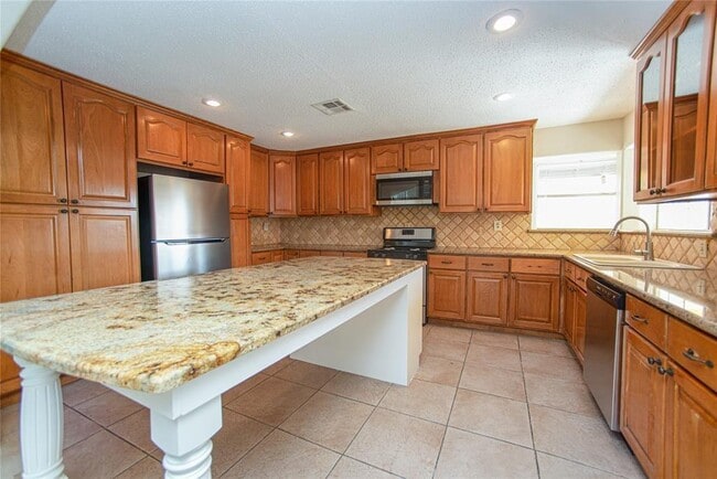 Building Photo - 6905 Palestine St