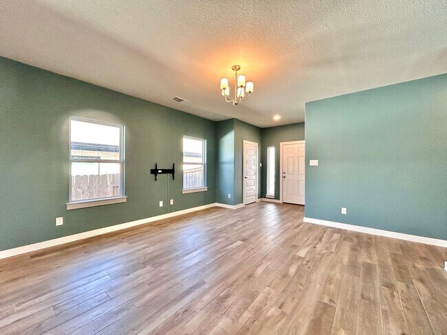 Building Photo - Move-In Ready 3BR, 2BA with Fully Equipped Kitchen & Laundry Room