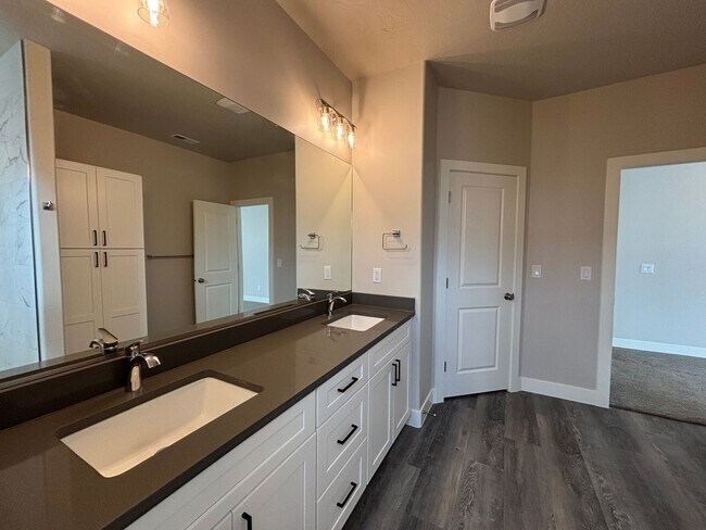 Building Photo - BRAND NEW TOWNHOME FOR RENT!