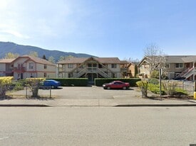 Building Photo - 423 Healy Ave S