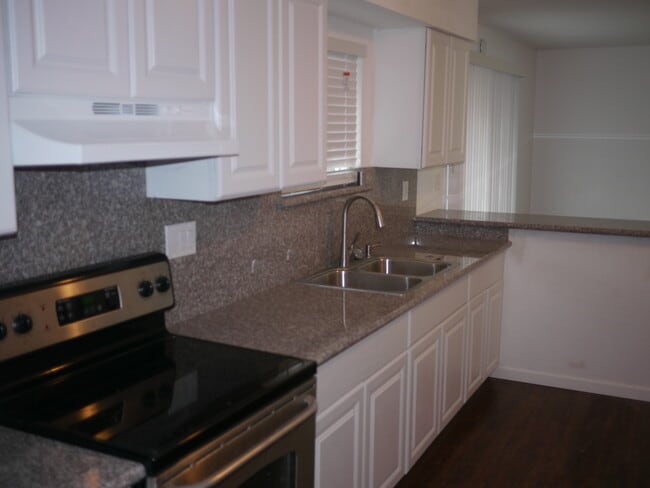 Building Photo - Charming 2-Bed, 1.5-Bath Home with 2-Car Garage in Hesperia, CA!