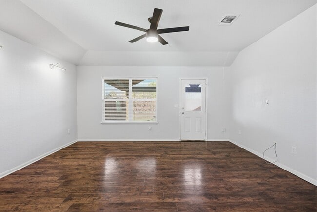 Building Photo - Four Bedroom Home in Manor