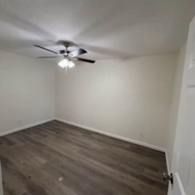 Building Photo - Beautiful newly remodeled 2/1 apartment!