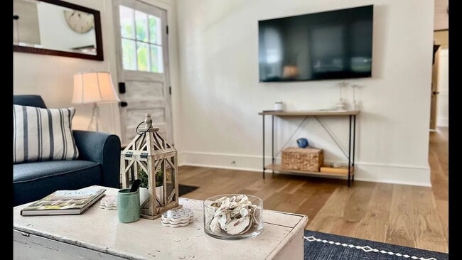 Building Photo - Low Country Cottage located in the Heart o...