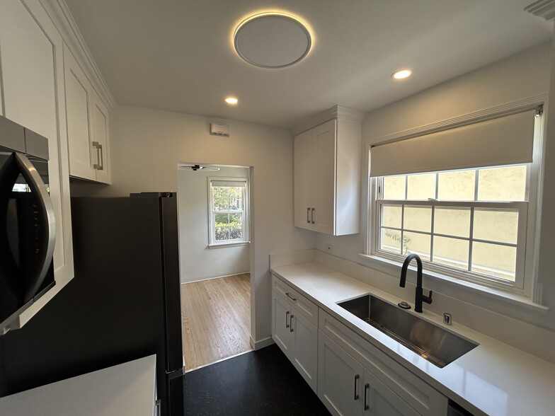Building Photo - 10574 Ayres Ave