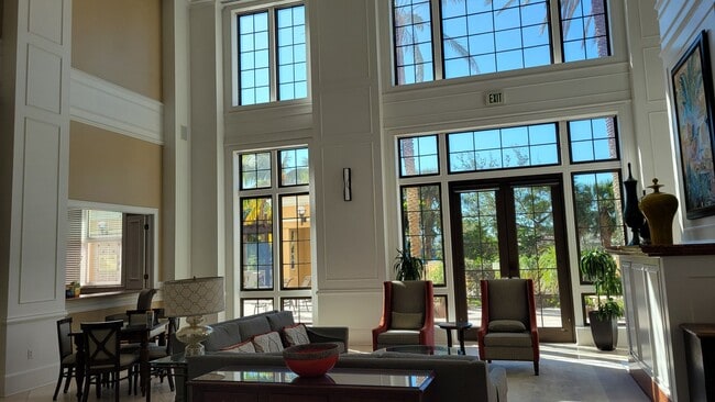 Building Photo - Seasonal only-beautifully renovated downto...