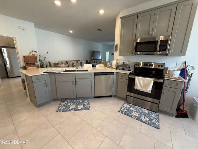 Building Photo - 412 Three Oaks Dr