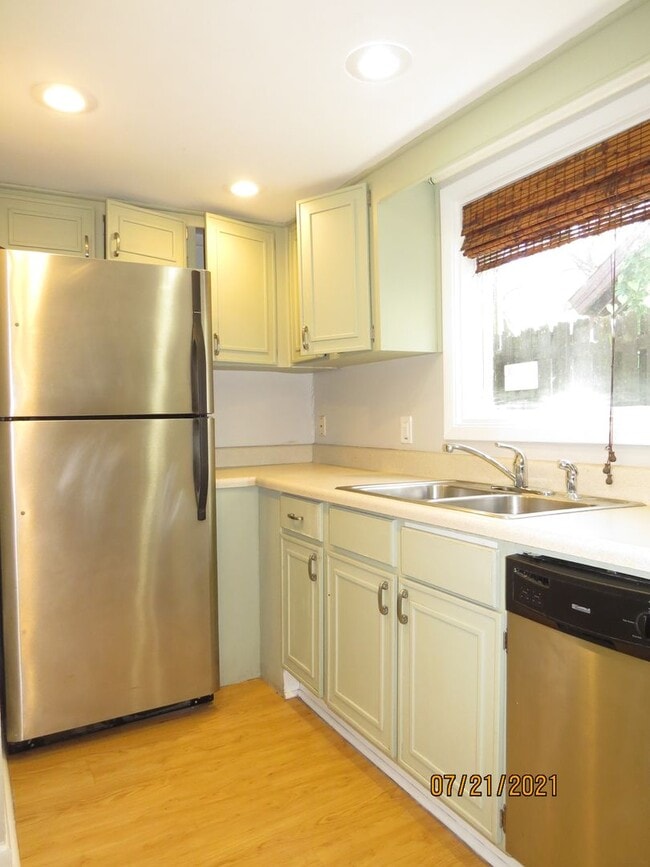 Building Photo - 2 BEDROOM 1 BATHROOM CONDOMINIUM IN OAK BR...