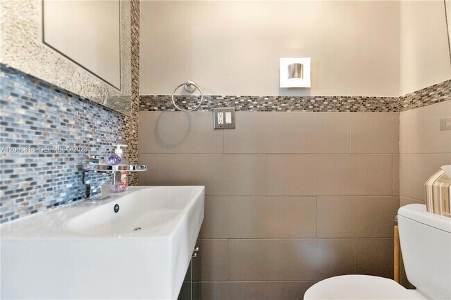 Building Photo - 5555 Collins Ave