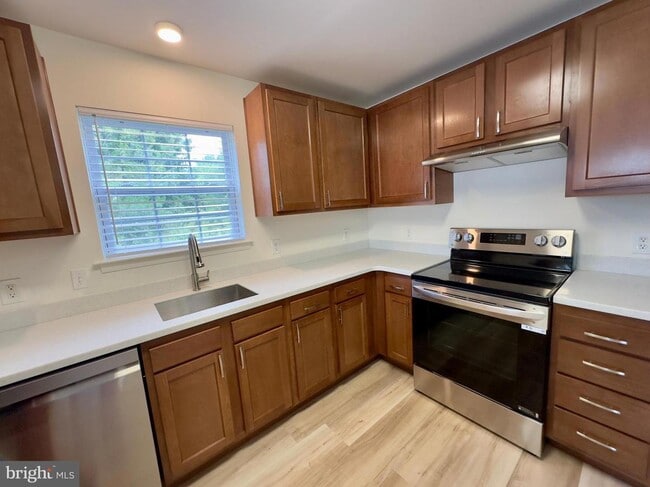 Building Photo - 70 Sequoia Dr