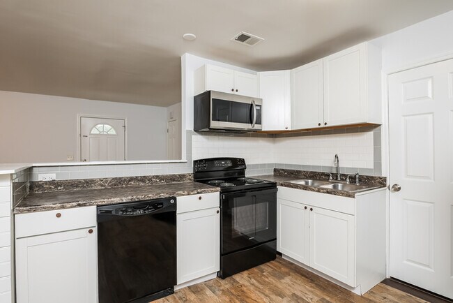 Building Photo - Charming 3-Bedroom Home in North Charleston