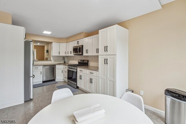 Building Photo - 4 Tow Path Cres