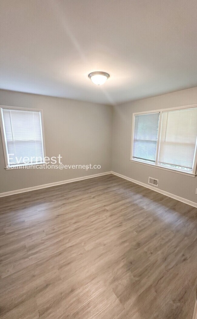 Building Photo - 3-Bed/1.5-Bath Modern Upgrades/ Pet Friendly/Available Now!