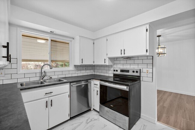 Building Photo - Move-In Special - Beautiful South Valley Home! Available Now!