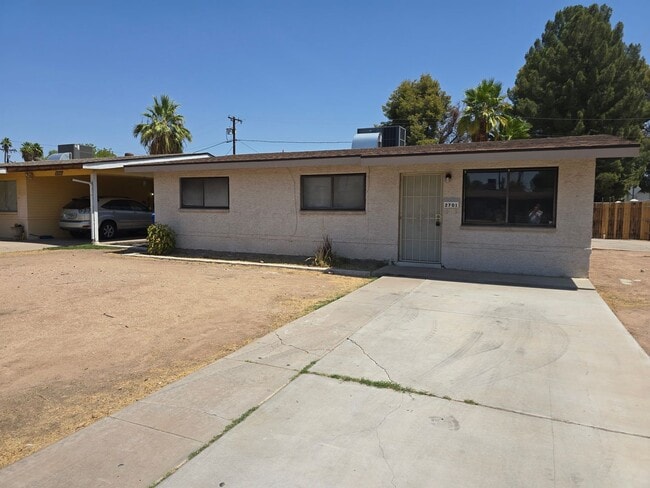Primary Photo - Beautiful 5 bedroom and 2 bath home in Pho...