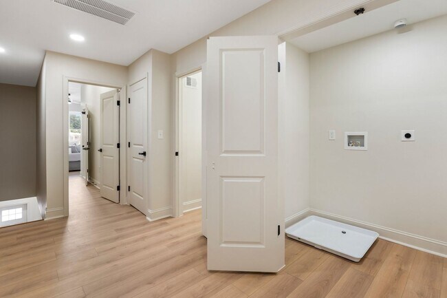 Building Photo - Beautiful 3 Bedroom 4 Bathroom East Baltim...