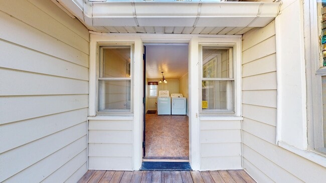 Building Photo - 3- Bedroom, 1- Bath Home with a 2 Car Gara...