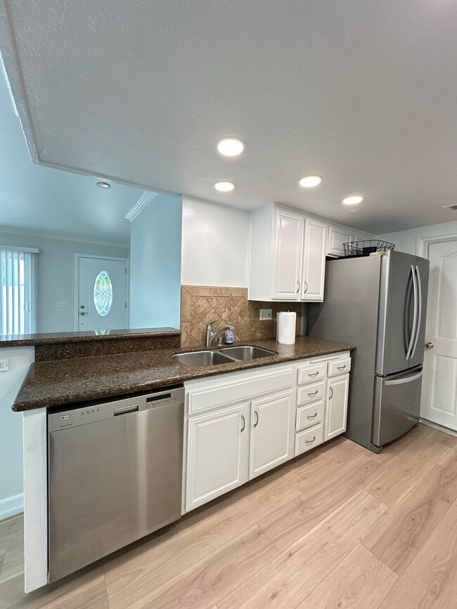 Building Photo - 3 Bedroom Tustin Condo - Recently Renovated - 2 Car Gar - Beautiful!!!!!