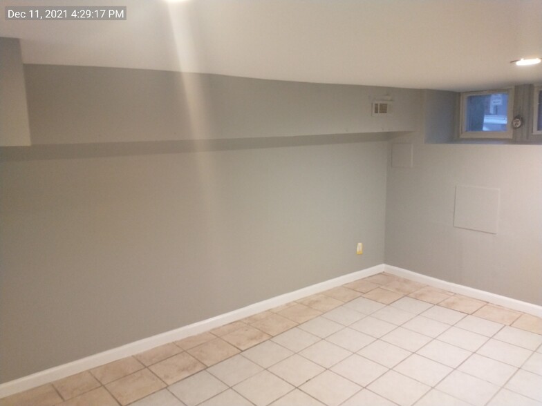Building Photo - 209 N Ellwood Ave
