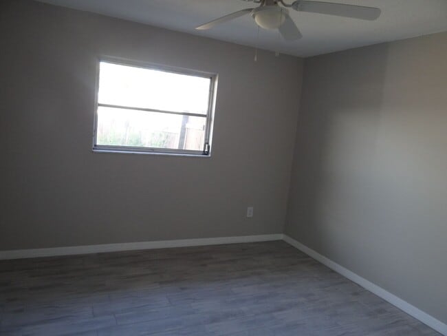 Building Photo - Annual Renovated Duplex 2 bed 1 bath 1 car...