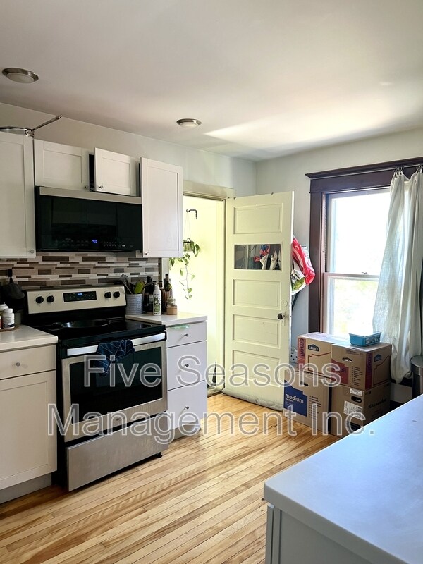Building Photo - 369 S Winooski Ave
