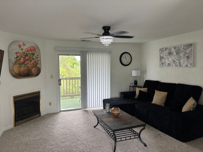 Building Photo - 2 BEDROOM 2 BATH ON 2ND FLOOR AT MYRTLE GREENS