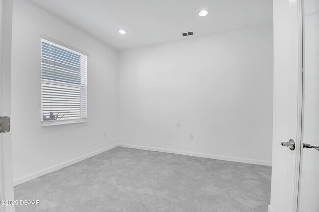 Building Photo - 215 Summertime Pl