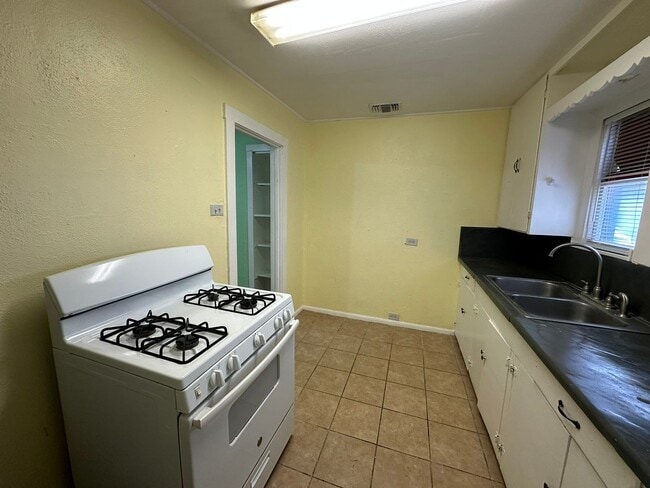 Building Photo - 2-BEDROOM DUPLEX IN MAHNCKE PARK