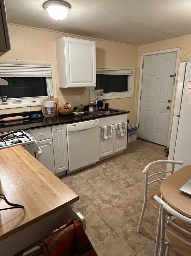 Building Photo - 536 Detroit St