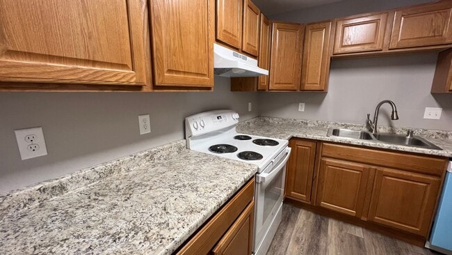 Building Photo - A charming ground floor apartment with (2)...