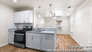 Building Photo - 338 N San Horacio Ave
