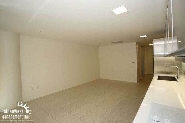 Building Photo - State of the Art Studio at Veer Towers in City Center!