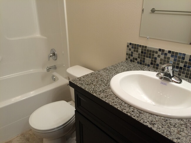 Building Photo - Large 2 Bedroom, 2 Bath Duplex