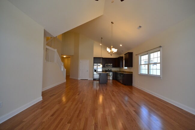 Building Photo - Luxury Paired Home