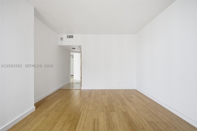 Building Photo - 520 Brickell Key Dr