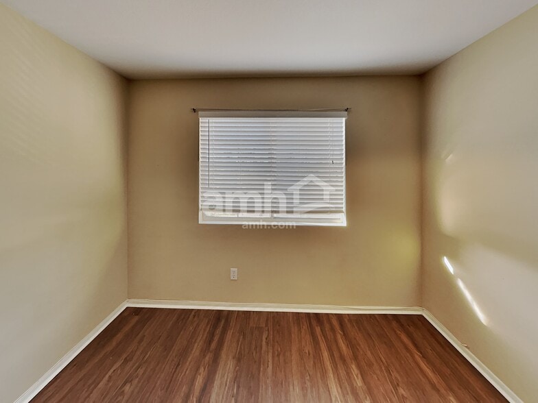 Building Photo - 909 Hornbeak Ct