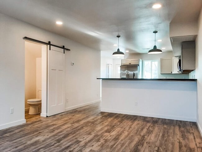 Building Photo - 2 BED/ 1.5 BATH TOWNHOME