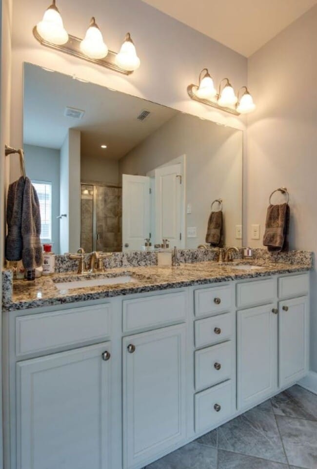 Building Photo - 3-bedroom, 2.5-bath home with a 2-car garage in the sought-after Gateway Village community of Fra...