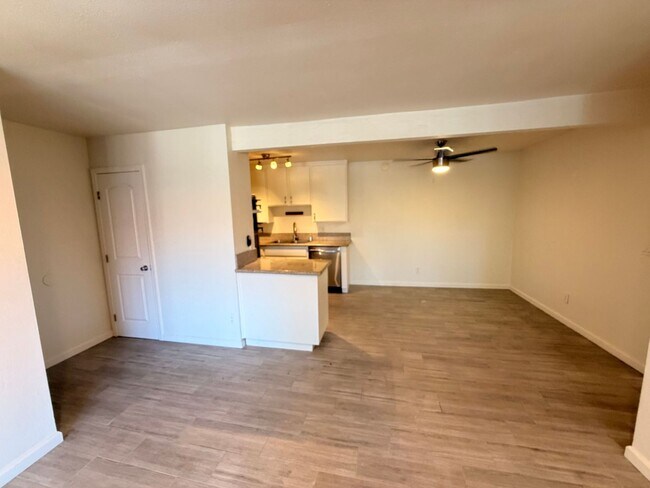 Building Photo - Updated 2 Bed, 2 Bathroom Condo For Rent w/ Parking! - South Coast Metro