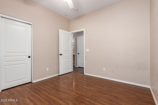 Building Photo - 6923 W Lone Cactus Dr