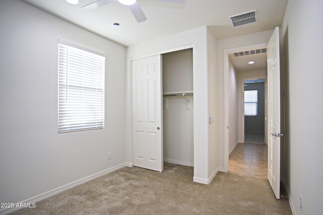 Building Photo - 977 W Finch Dr
