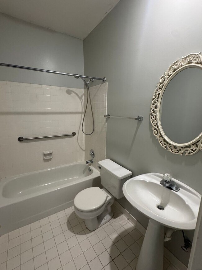 Building Photo - Lovely Cottage with Garden Courtyard