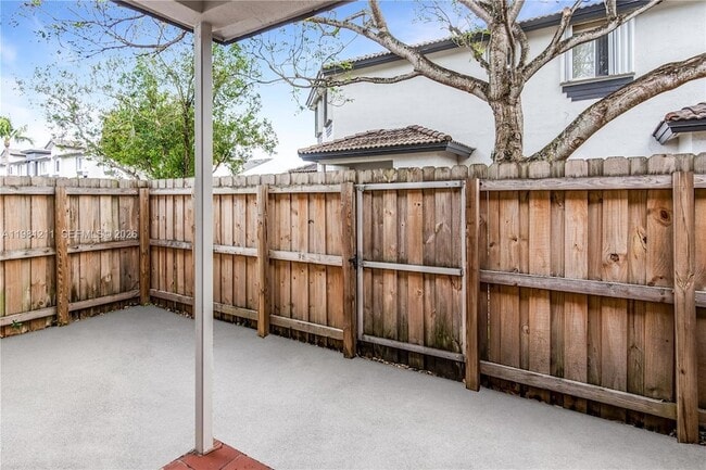 Building Photo - 2301 SE 24th Ct