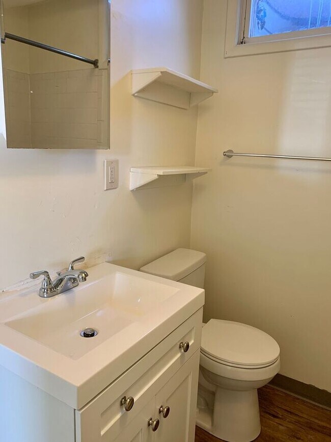 Building Photo - Large 2 bed, 2 bath, 1 car garage duplex